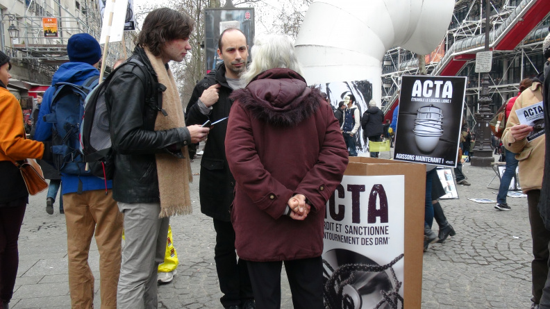 Manifestation_anti_ACTA_Paris_10_mars_2012_07.jpg